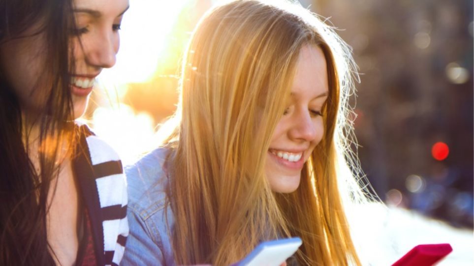 εθισμένοι-στο-κινητό-τους-οι-νέοι-ένας-531577