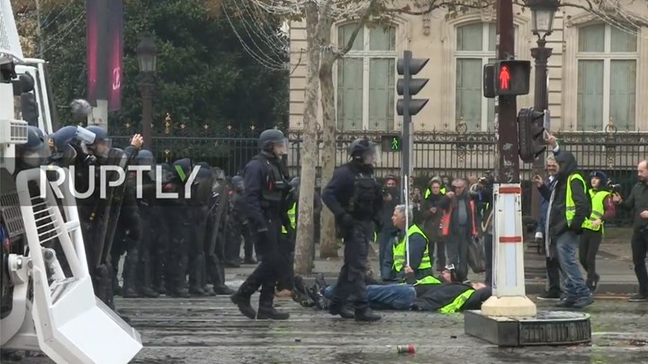 χαμός-στο-παρίσι-επεισόδια-στη-διαδήλ-559445