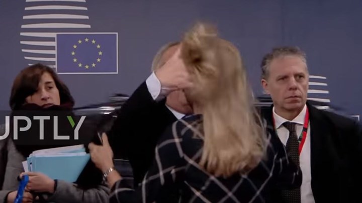 ο-γιούνκερ-ξεμαλλιάζει-γυναίκα-και-566791