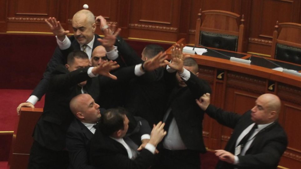 ράμα-έφαγε-αυγό-από-βουλευτή-ενώ-μιλ-568656