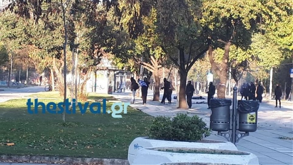 θεσσαλονίκη-κουκουλοφόροι-έκαψαν-τη-563783