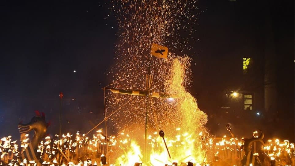 σκωτία-οι-βίκινγκς-πυρπολούν-πλοίο-δο-583280