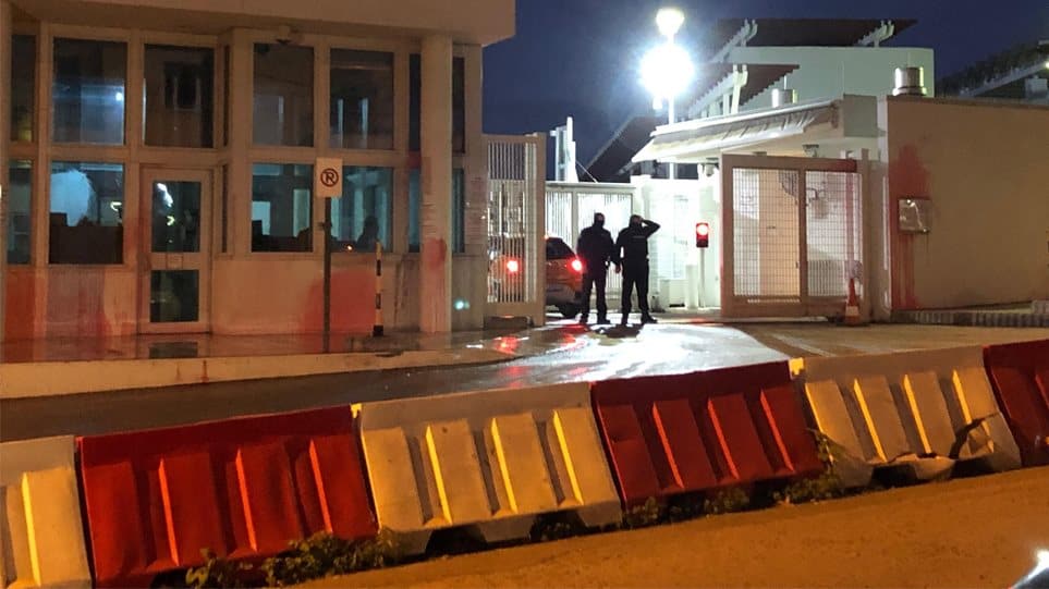 επίθεση-του-ρουβίκωνα-με-μπογιές-στην-573564