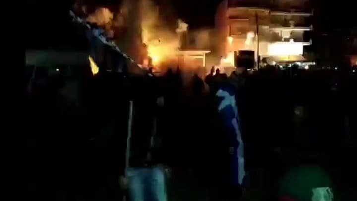χαμός-έξω-από-το-σπίτι-της-μπέττυς-σκού-581574