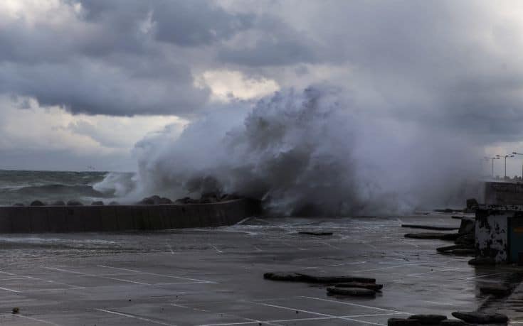 δεμένα-τα-πλοία-σε-πειραιά-ραφήνα-και-λ-589379