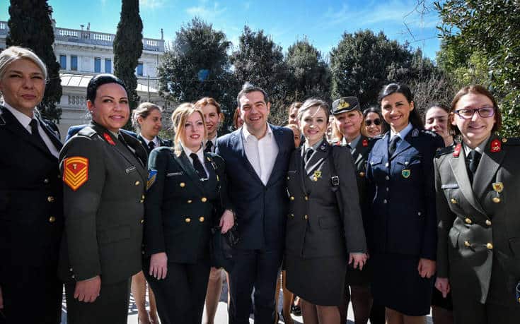 ο-αλέξης-τσίπρας-περικυκλωμένος-απ-599526