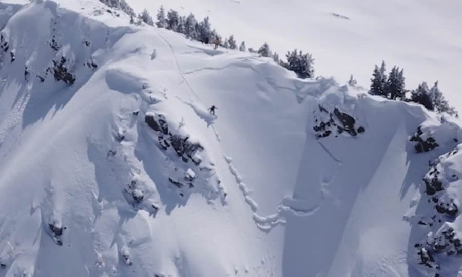 χιονοστιβάδα-καταπίνει-σκιέρ-619592