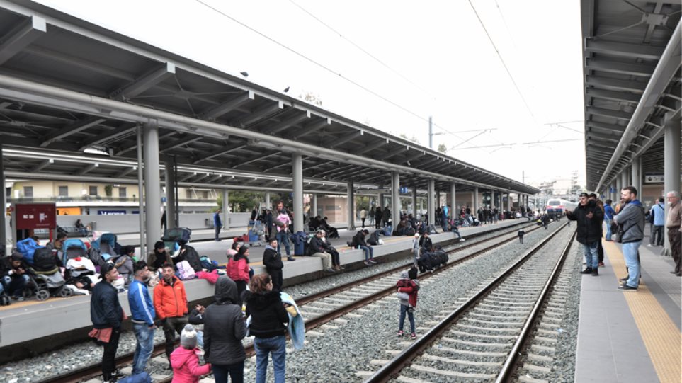 πρόσφυγες-έκλεισαν-τον-σταθμό-λαρίση-612041