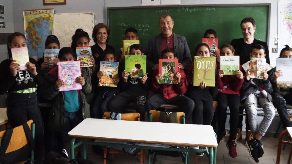 θεοδωράκης-επισκέφθηκε-τον-οικισμό-ρ-613177