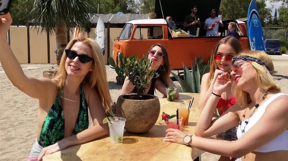 ο-σειρηνάκης-άνοιξε-beach-bar-στη-βουλιαγμένη-629678