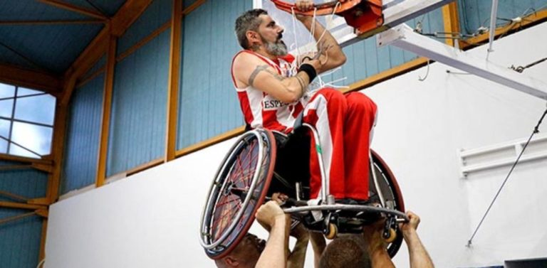 αθλητής-με-αμαξίδιο-σηκώνεται-στα-χέρ-642896