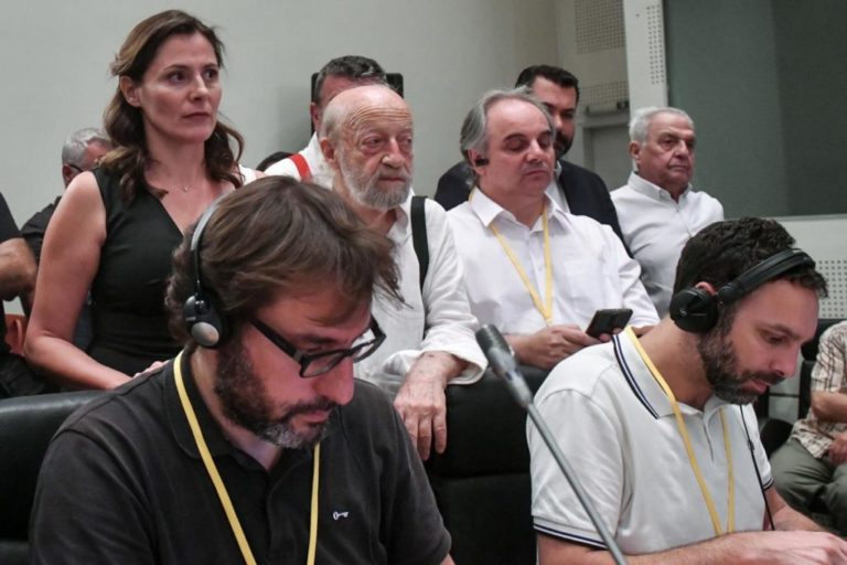 το-φιλί-της-μπέτυ-μπαζιάνα-στον-αλέξη-τ-652191