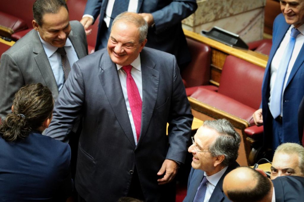 κ-καραμανλής-στη-βουλή-η-θερμή-χειραψί-657854