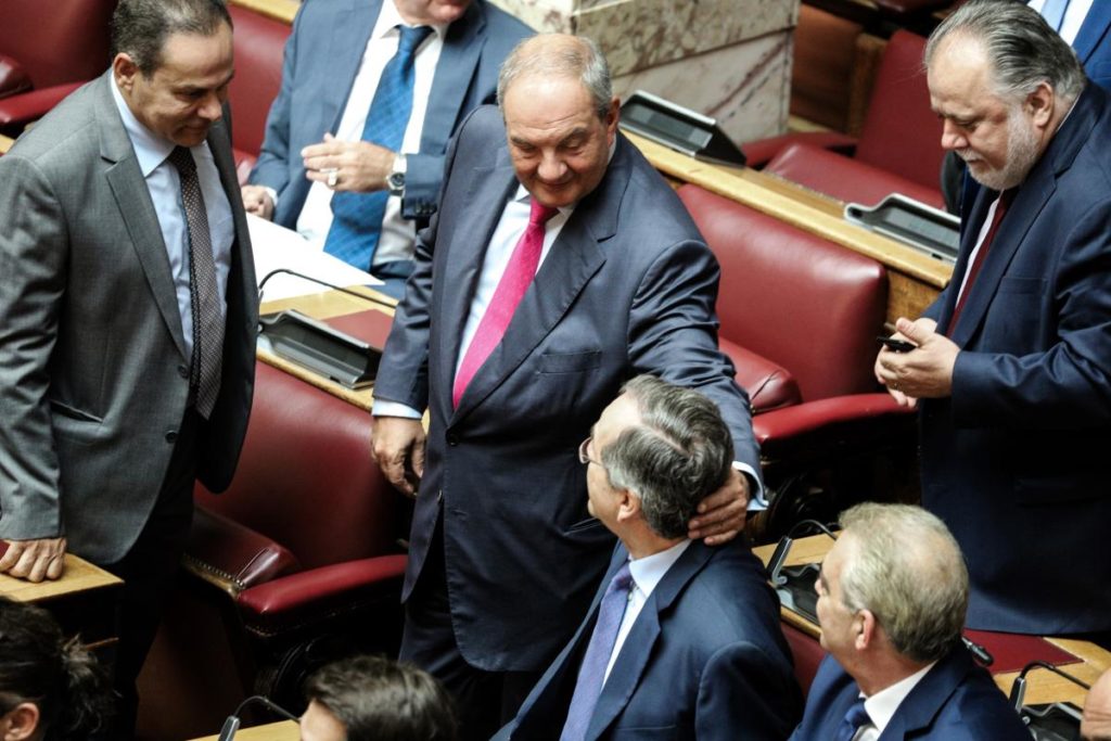 διαψεύδει-τα-σενάρια-657853