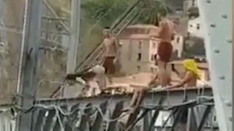 γυναίκα-πέταξε-τα-ρούχα-της-και-βούτηξ-657426