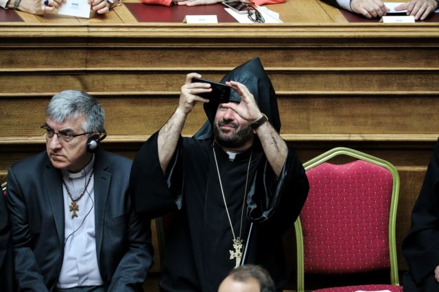 ιερέας-βγάζει-φωτογραφίες-με-smartphone-στη-βο-656986