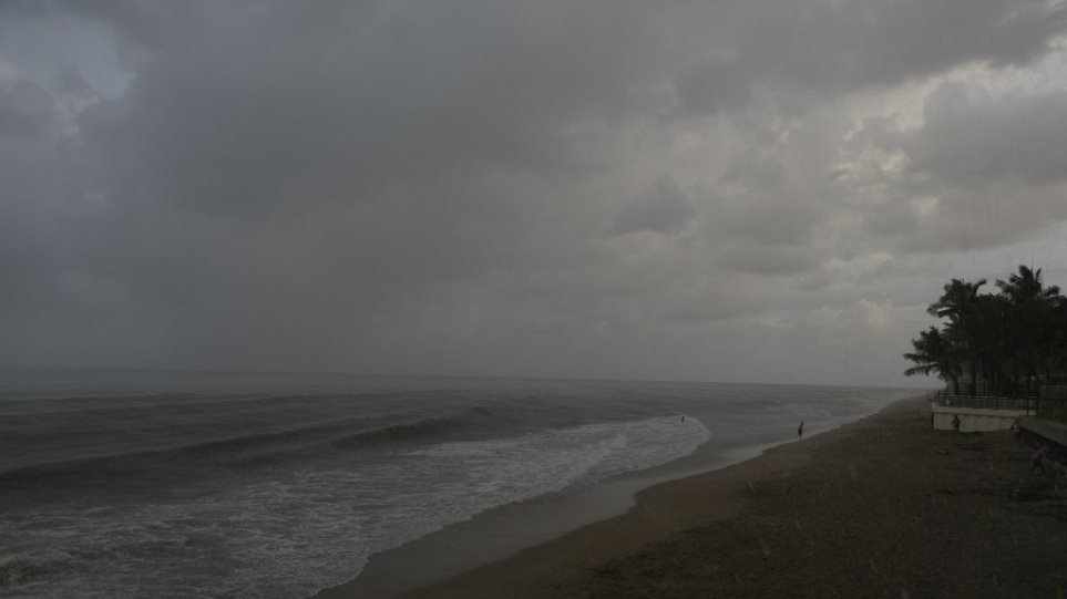αεροπλάνο-πέταξε-μέσα-στο-μάτι-του-τ-672912