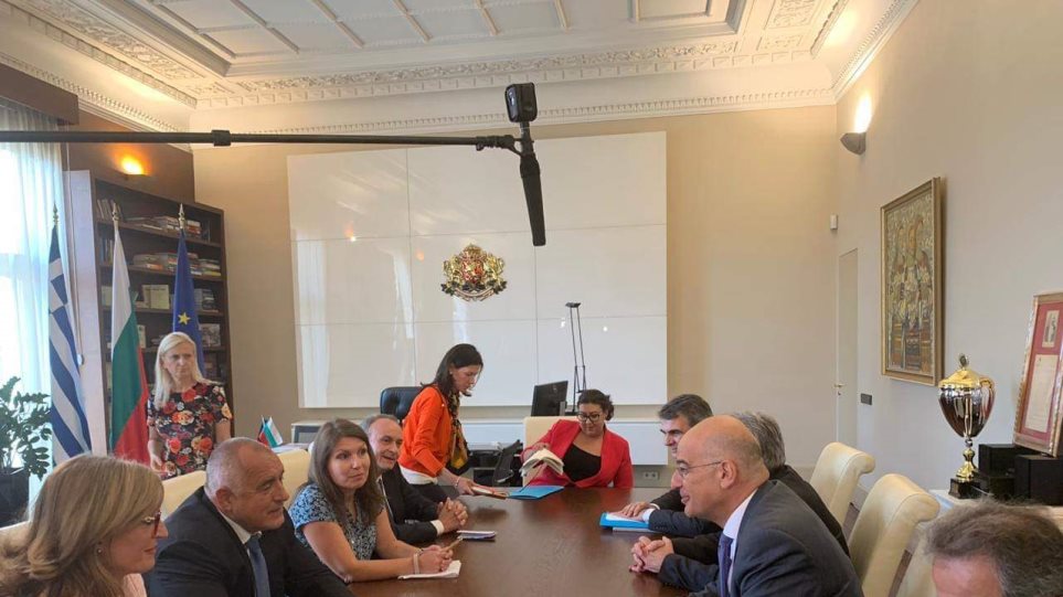 δένδιας-από-σόφια-παράνομη-η-συμπεριφ-677395