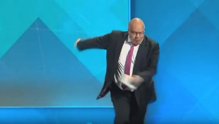 άσχημη-πτώση-για-τον-υπουργό-οικονομί-695717