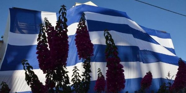 aντιδήμαρχος-κάλυψε-το-σπίτι-του-με-ελλ-695256