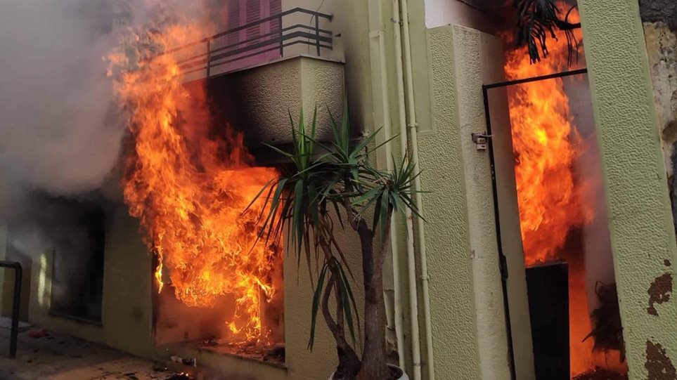 υπό-μερικό-έλεγχο-η-φωτιά-σε-σπίτι-στην-702369