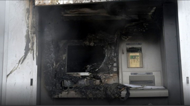 εισβολή-με-αυτοκίνητο-σε-τράπεζα-στα-β-707734