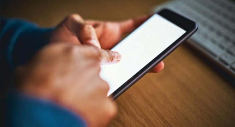 έστειλε-sms-στον-νεκρό-πατέρα-της-και-έλ-698234