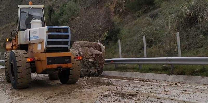 τεράστιος-βράχος-έπεσε-στην-εγνατία-ο-715803