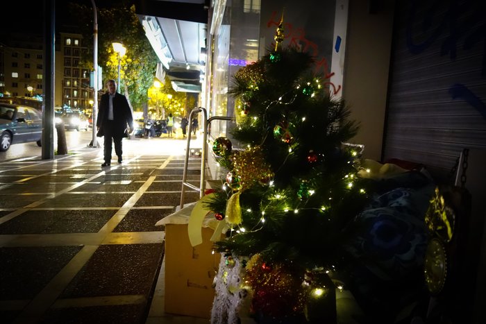 άστεγος-στην-αθήνα-στόλισε-δέντρο-στο-715663