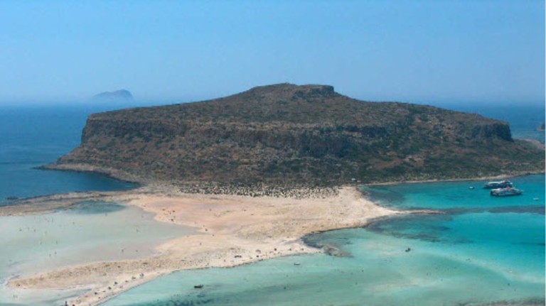 ημιβυθίστηκε-σκάφος-με-τουρίστες-στο-728313