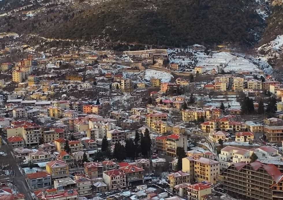 καρπενήσι-εν-λευκώ-η-πόλη-που-ανάβουν-τ-732917