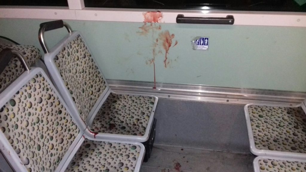 σοκ-μπήκαν-σε-λεωφορείο-και-μαχαίρωσα-738441