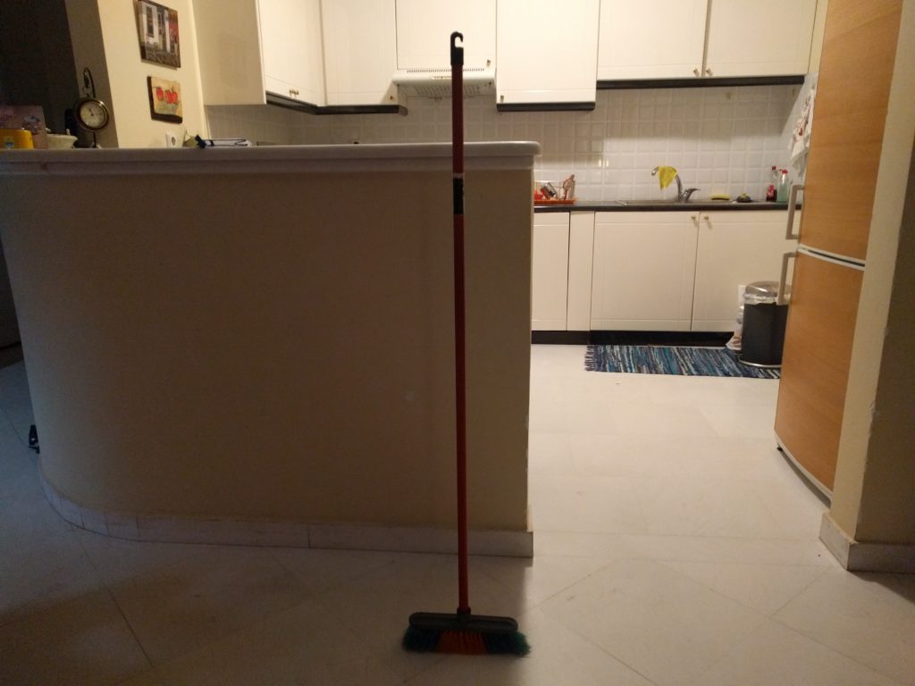 broomtick-challenge-η-nasa-εξηγεί-γιατί-μια-σκούπα-στέκετα-734193