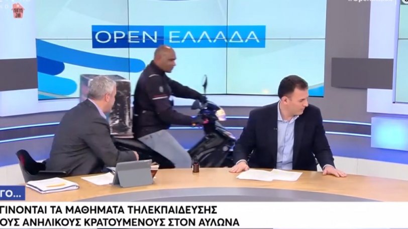 διανομέας-μπήκε-με-το-μηχανάκι-στο-πλα-765356