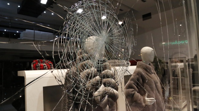 βόλος-σπάνε-βιτρίνες-σε-καταστήματα-766890