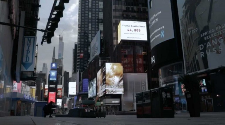 στην-εμβληματική-times-square-το-ρολόϊ-των-θανά-775308