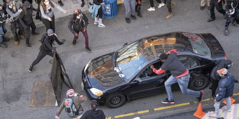 ηπα-οδηγός-έριξε-αυτοκίνητο-σε-διαδηλ-785744