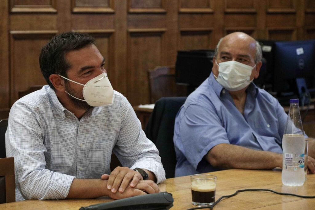 με-μούσι-και-σούπερ-προστατευτική-μάσ-813632