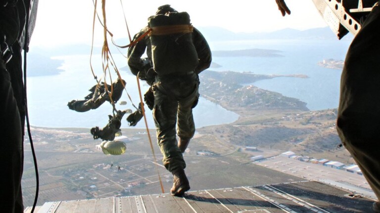 αυτός-είναι-ο-άτυχος-αλεξιπτωτιστής-π-818116