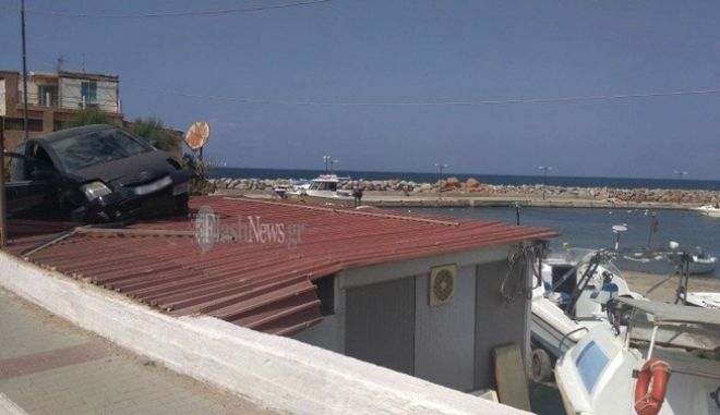 κρήτη-αυτοκίνητο-έπεσε-σε-σκεπή-σπιτι-823035