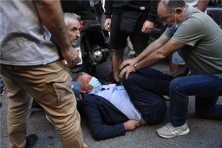 επεισόδια-έξω-από-το-υπ-υγείας-μεταξύ-π-826450