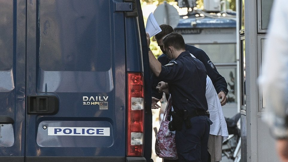 χρυσή-αυγή-τυλιγμένη-με-σεντόνι-μεταφ-834598