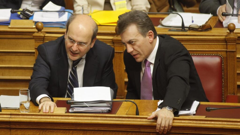 ο-βρούτσης-κέρασε-τον-χατζηδάκη-ρακή-σ-831642