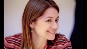 Πρόσκληση να παίξει στο θέατρο στην Ζέφη Δημαδάμα 