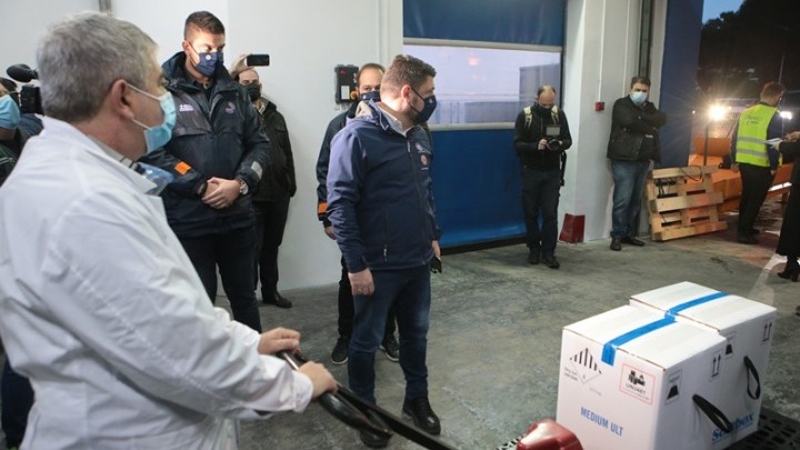 κορωνοϊός-έφτασαν-τα-πρώτα-εμβόλια-στ-857172