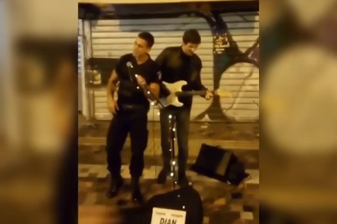 ο-αστυνομικός-που-έγινε-viral-τραγουδώντα-891841