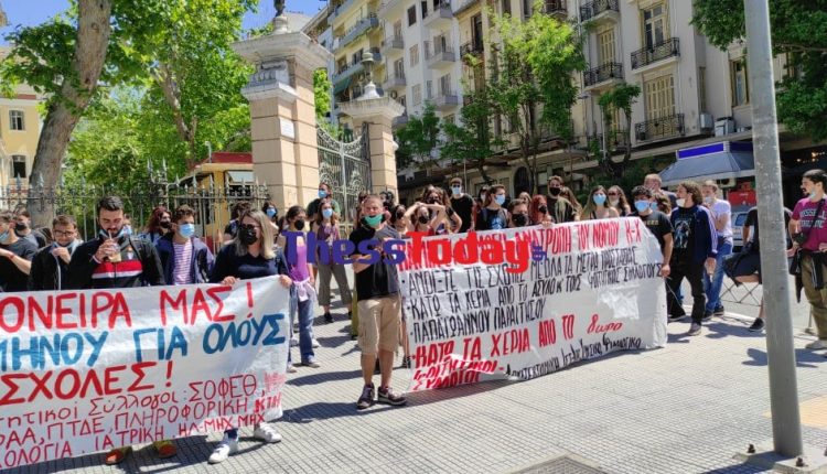 φοιτητές-έξω-από-το-υμαθ-αφισοκόλλη-903938