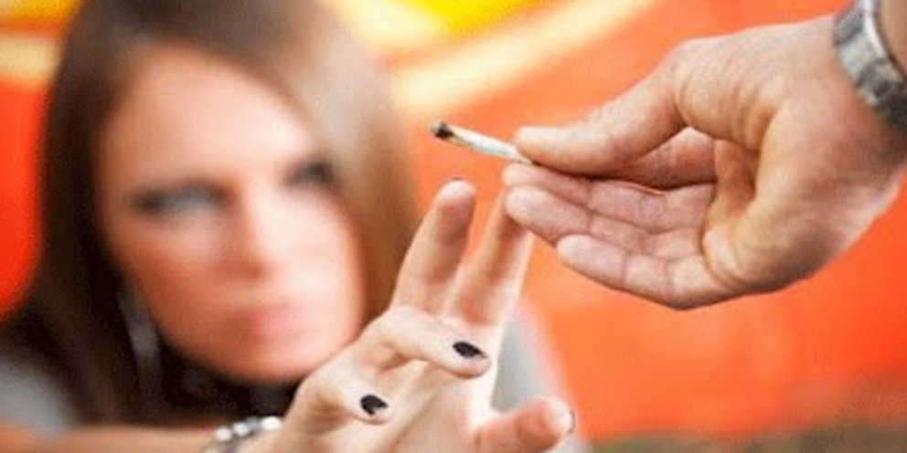 συνέβη-και-αυτό-κορωνοπάρτι-με-χασίς-γ-900790