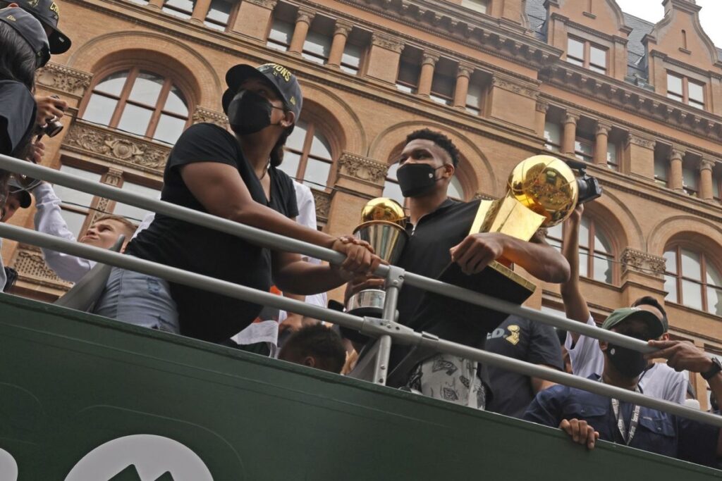 παρέλαση-μπακς-αντετοκούνμπο-στ-926453