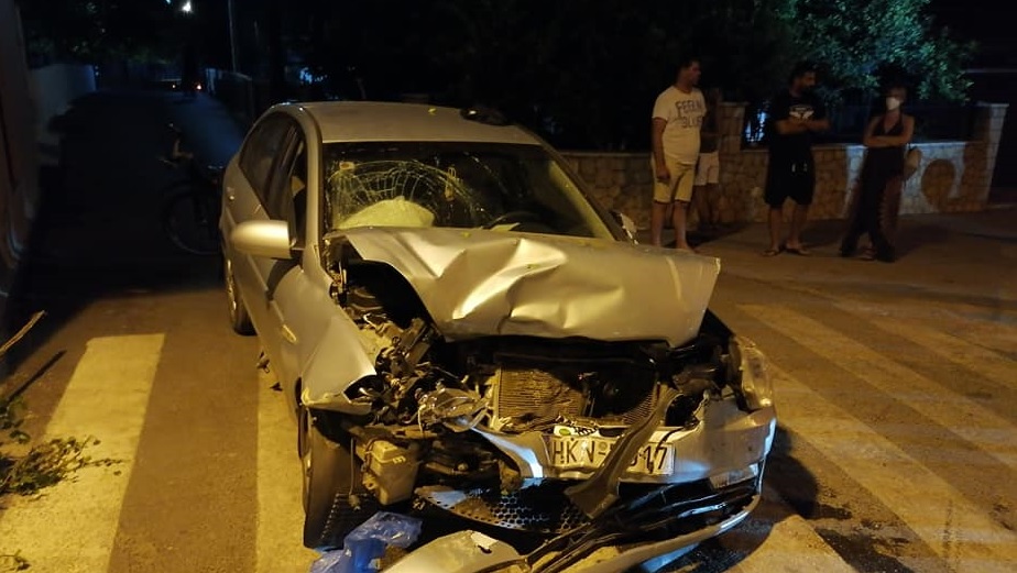 σοκ-αυτοκίνητο-έπεσε-πάνω-σε-δημοτικό-934448